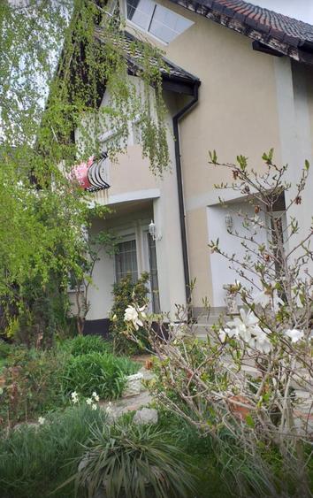 Casă cu 7 camere cu Teren 970 Mp în 1 Decembrie