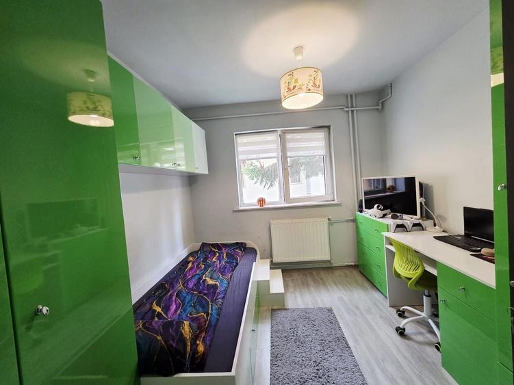 Apartament cu 3 camere decomandat, mobilat în Dâmbovița