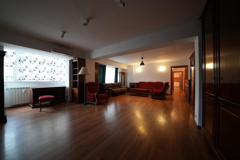Apartament cu 4 camere decomandat, mobilat în Victoriei