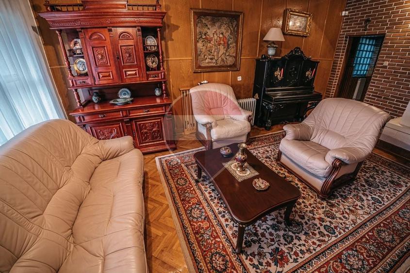 Casă individuală cu 7 camere cu Teren 676 Mp în Valea Voievozilor