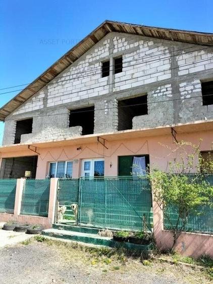 Casă cu 10 camere cu Teren 1999 Mp în Doicești