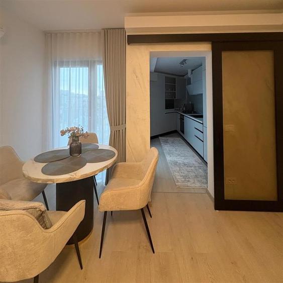Apartament cu 3 camere semidecomandat, mobilat în Universității