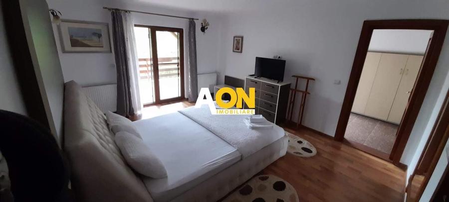 Casă individuală cu 8 camere cu Canalizare în Vadu Moților