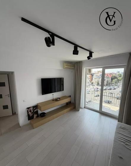 Apartament cu 3 camere semidecomandat, mobilat în P-ța Romană