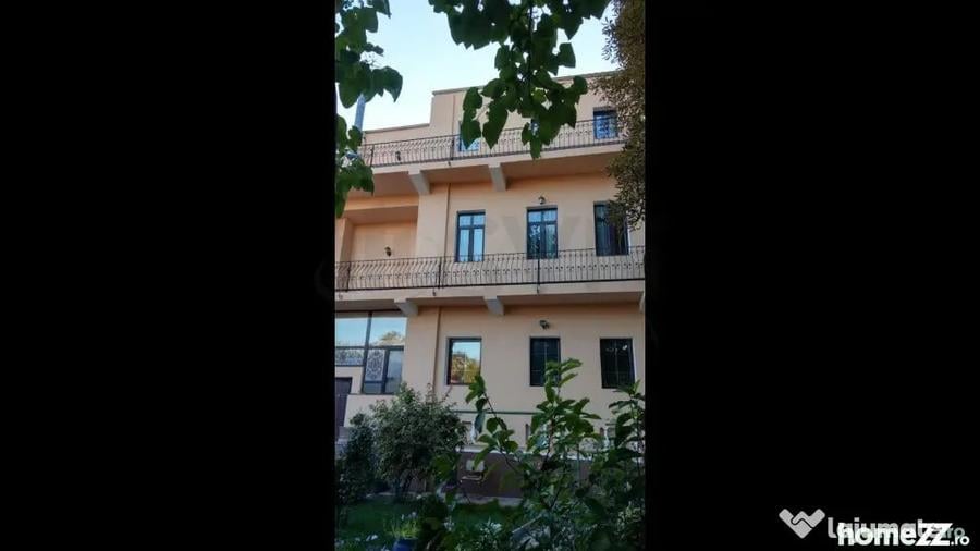 Casă cu 7 camere cu Teren 400 Mp în Cotroceni