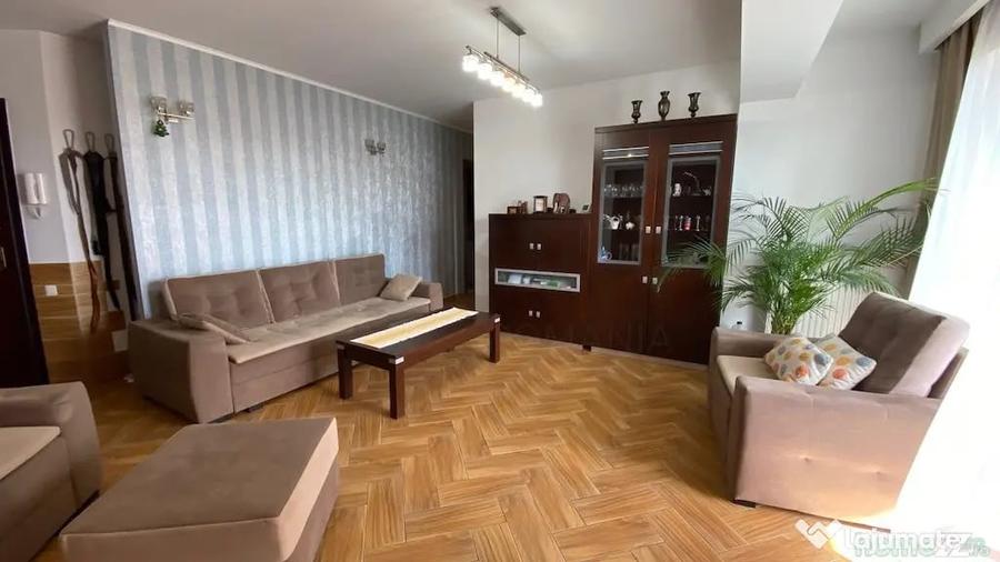 Apartament cu 3 camere semidecomandat în Sud