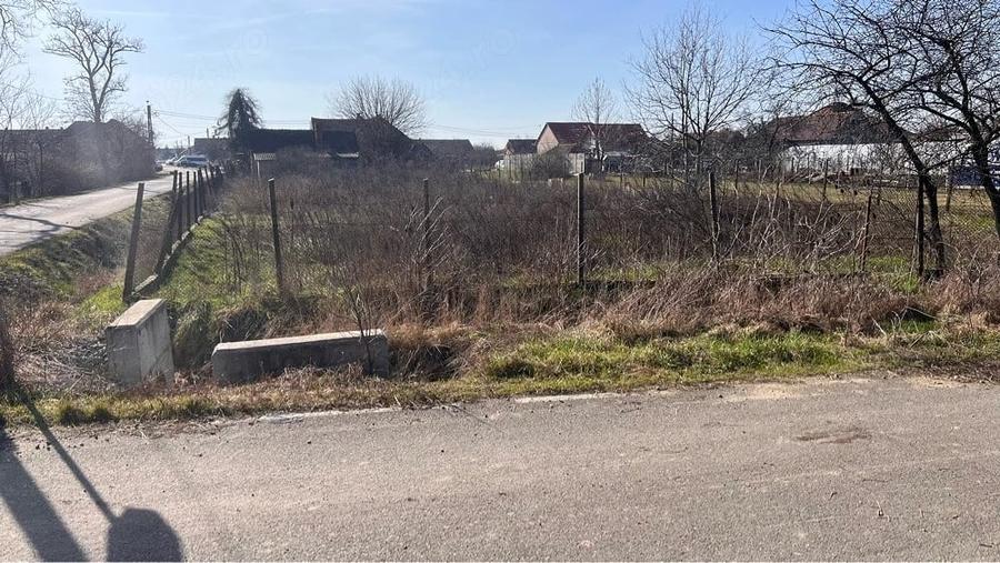 Teren de 1800 mp, în Sântion