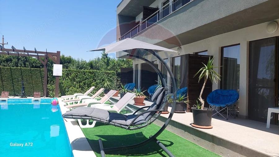 Casă cu 10 camere cu Teren 568 Mp în Corbu