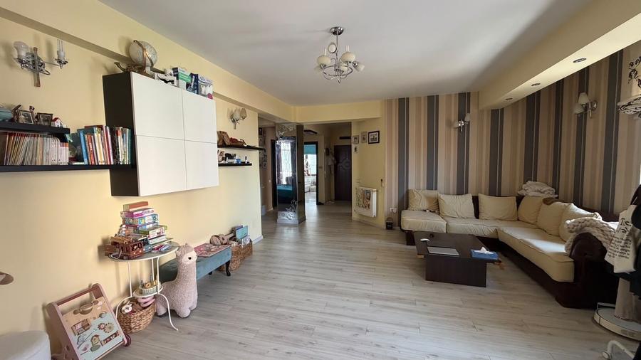 Apartament cu 3 camere decomandat, mobilat în Primo