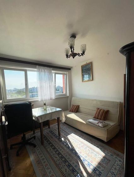 Apartament cu 3 camere semidecomandat în Obor