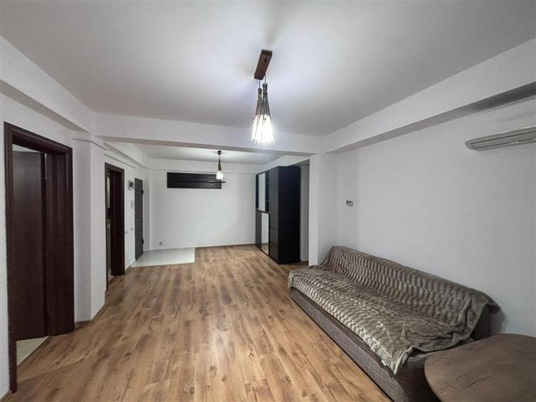 Apartament cu 3 camere semidecomandat în Berceni