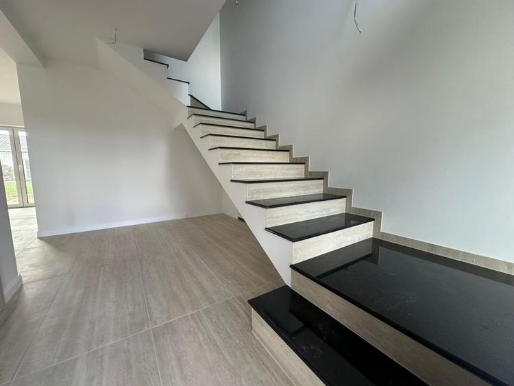 Duplex cu 4 camere cu Canalizare în Central