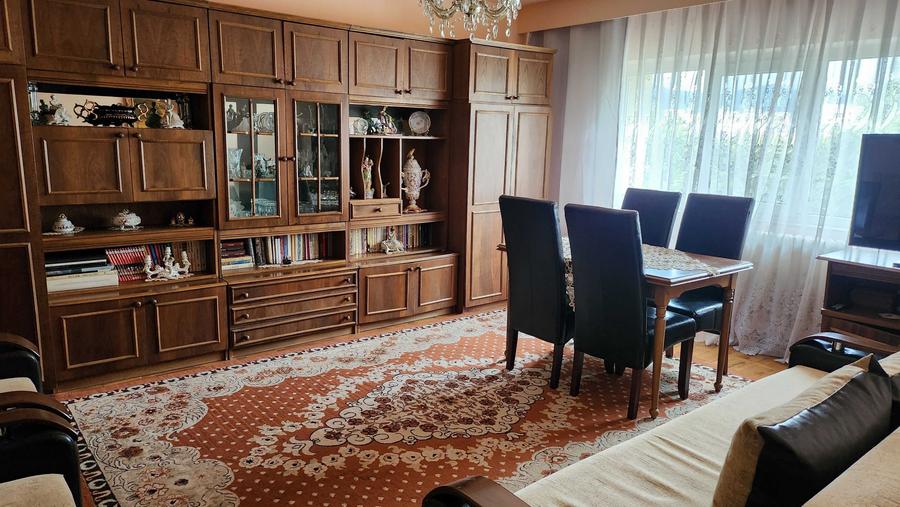Apartament cu 3 camere decomandat în Republicii