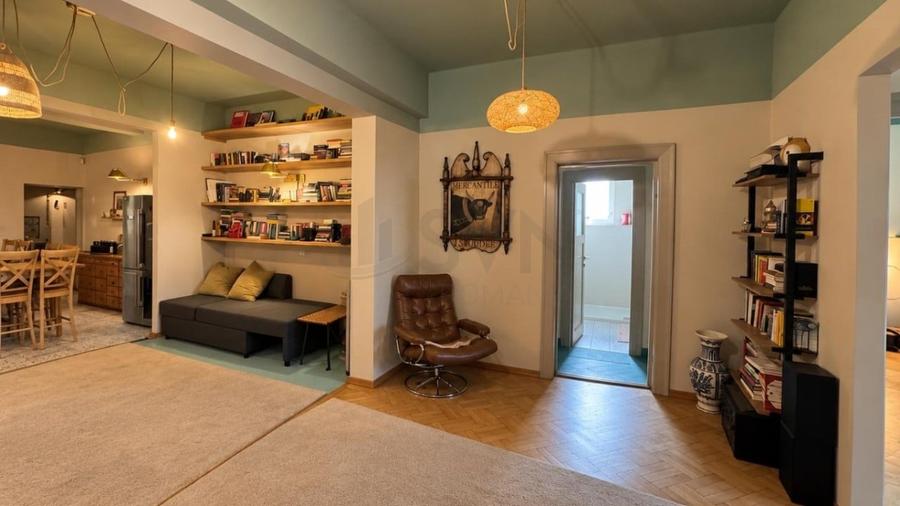 Apartament cu 6 camere decomandat în Armeneasca