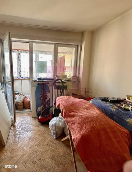 Apartament cu 3 camere semidecomandat în Mihai Bravu