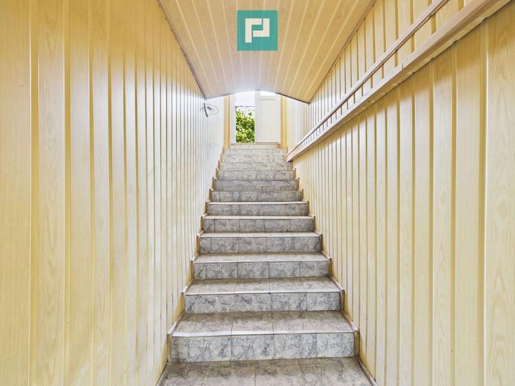 Casă individuală cu 6 camere cu Teren 2712 Mp în Central