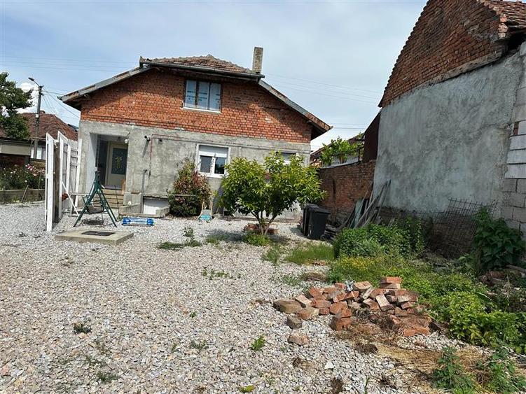 Casă individuală cu 3 camere cu Teren 1438 Mp în Central