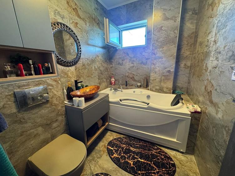 Apartament cu 3 camere semidecomandat, mobilat în Piața Cluj