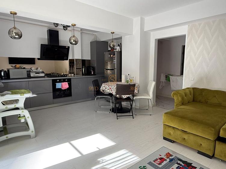 Apartament cu 3 camere semidecomandat, mobilat în Central