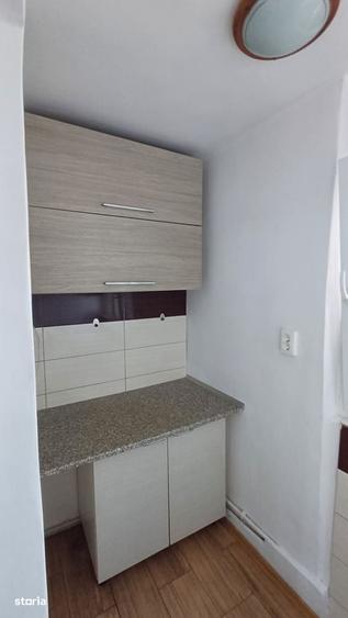Apartament cu 2 camere semidecomandat în Craiovița Nouă