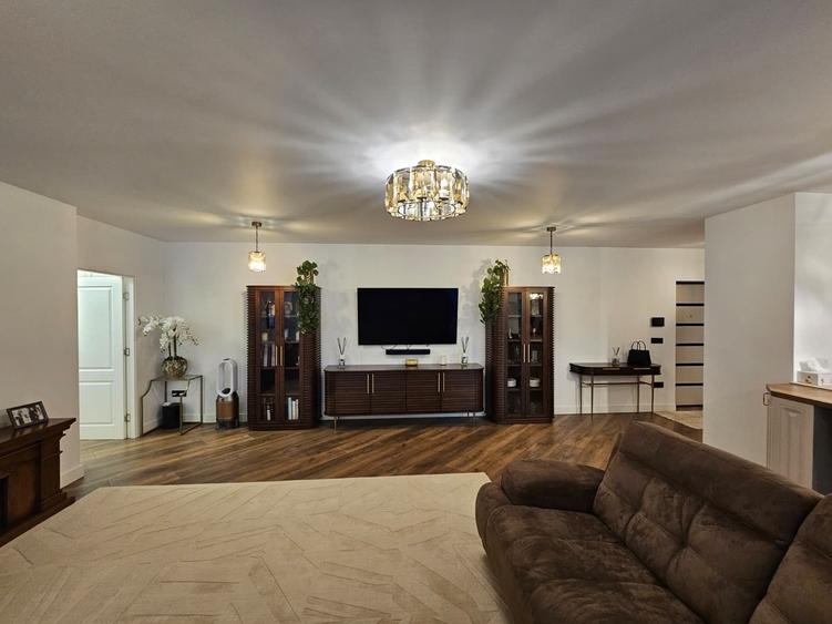 Apartament cu 3 camere decomandat, mobilat în Carrefour