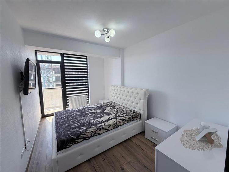 Apartament cu 3 camere semidecomandat în Exterior Sud