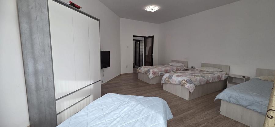 Casă individuală cu 6 camere cu Canalizare în Est