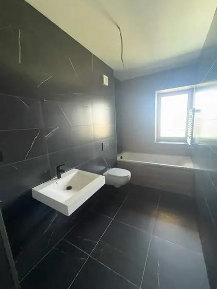 Apartament cu 4 camere semidecomandat în Titan