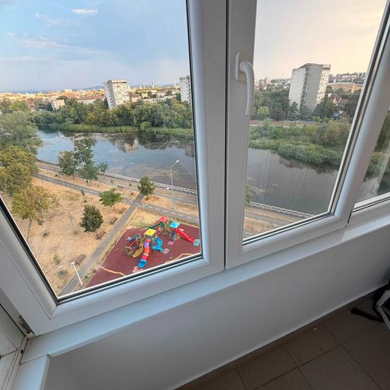Apartament cu 3 camere semidecomandat în Decebal