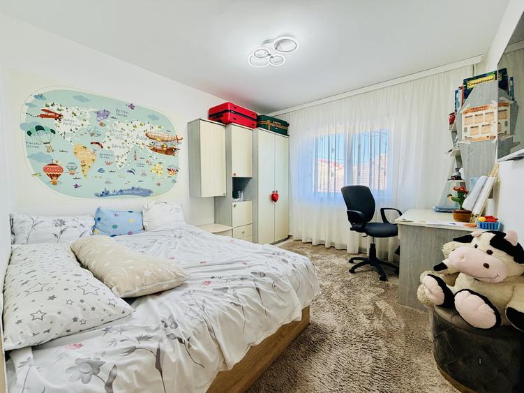 Apartament cu 4 camere semidecomandat, mobilat în Lipovei