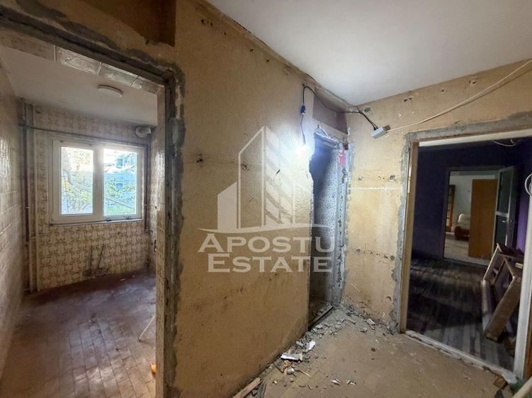 Apartament cu 3 camere semidecomandat în Dacia