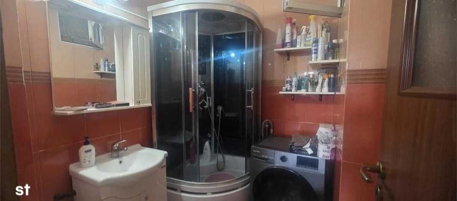 Apartament cu 3 camere semidecomandat în Aleea Trandafirilor