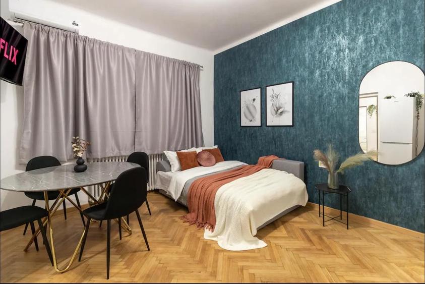 Apartament cu 3 camere semidecomandat în P-ța Romană