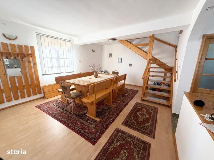 Casă cu 4 camere în Mândra