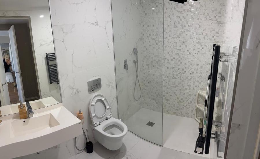 Apartament cu 3 camere semidecomandat, mobilat în Central