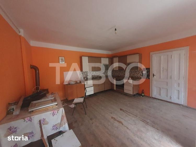 Casă cu 2 camere cu Teren 1000 Mp în Părău