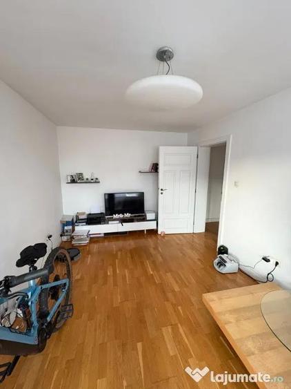 Apartament cu 4 camere decomandat în Calea Moldovei