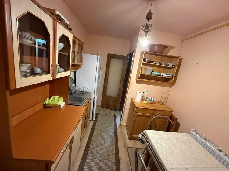 Apartament cu 3 camere decomandat în Petros