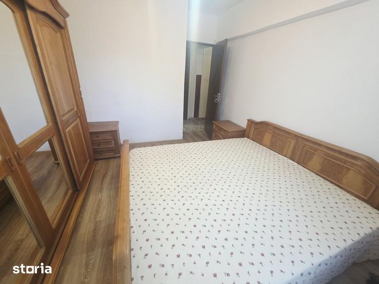 Apartament cu 3 camere decomandat în Tractorul