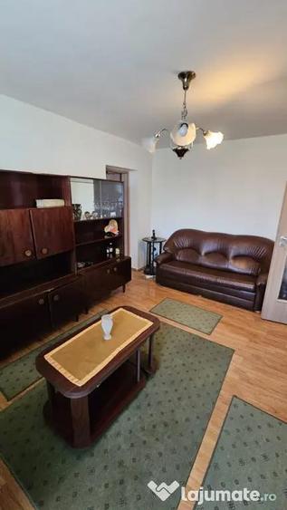 Apartament cu 3 camere semidecomandat în Cina