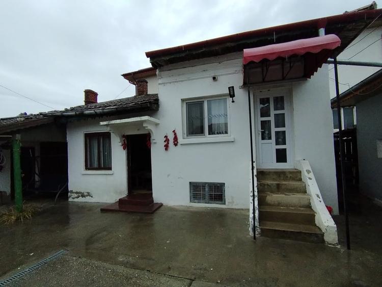 Casă individuală cu 5 camere cu Canalizare în Romanești