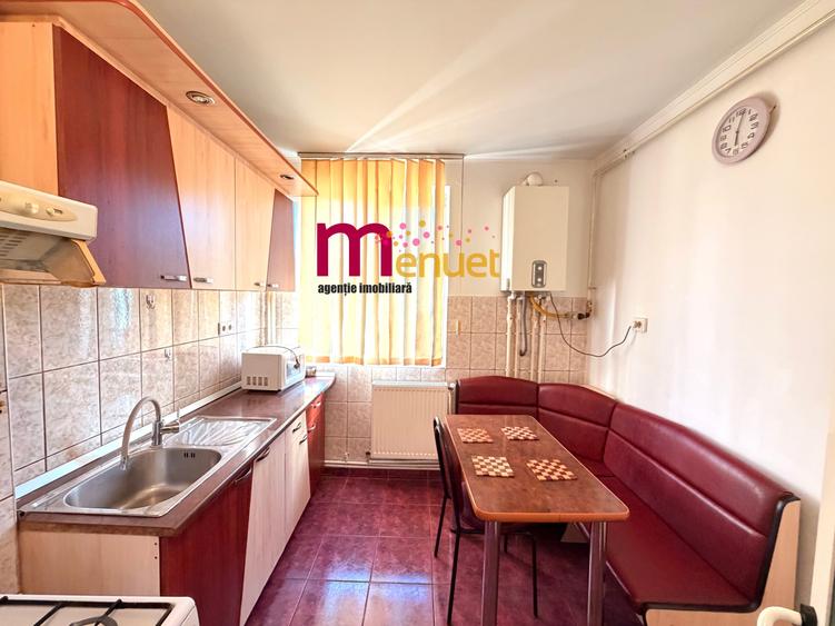 Apartament cu 2 camere semidecomandat în Piața Veche