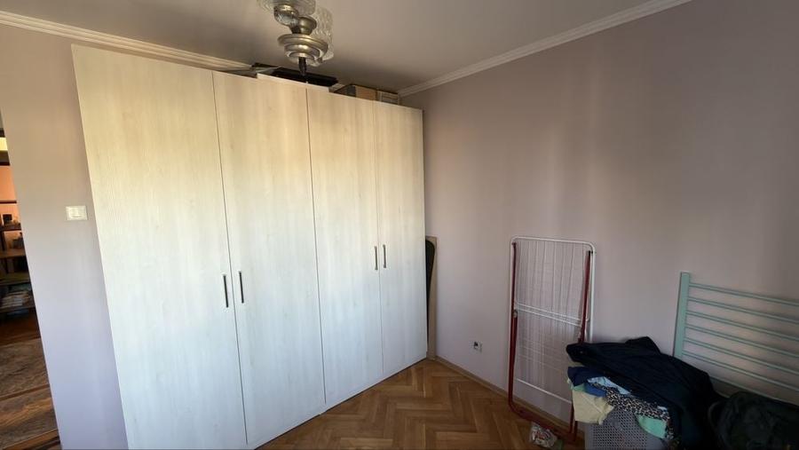 Apartament cu 3 camere semidecomandat în Exterior Vest