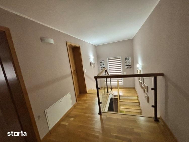 Casă cu 6 camere cu Teren 550 Mp în Groși