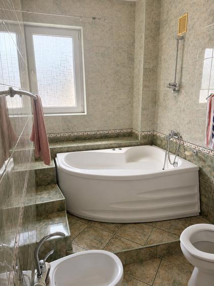 Casă individuală cu 6 camere cu Canalizare în Giulești