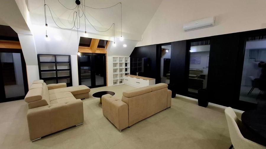Penthouse cu 3 camere decomandat în Cornișa