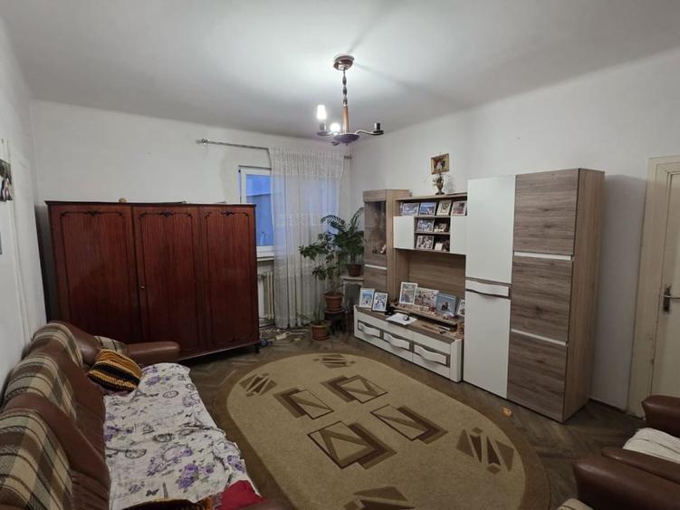 Apartament cu 4 camere în Gara de Nord