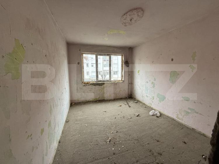 Apartament cu 56 camere decomandat în Cugir