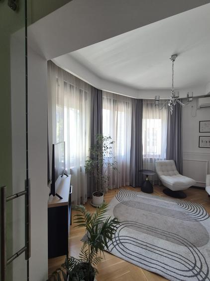 Apartament cu 3 camere decomandat în Calea Victoriei