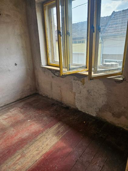 Casă individuală cu 5 camere cu Teren 180 Mp în Central